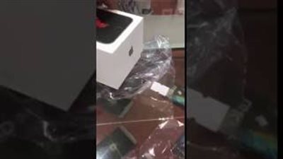 بالفيديو.. رجل يعثر على مفاجأة صادمة داخل علبة آيفون جديدة