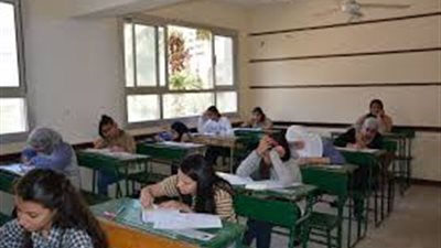 تجمهر أولياء أمور طلبة مدرسة القصاصين بالإسماعيلية بسبب منع الغش