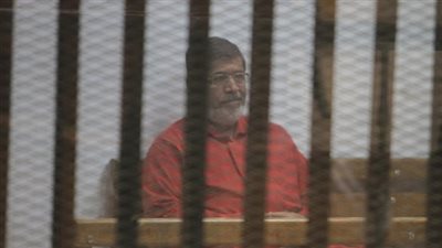 تأجيل محاكمة مرسي وقيادات الإخوان في «اقتحام السجون» لـ15 نوفمبر