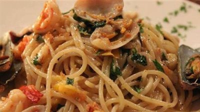 طريقة اعداد مكرونة إسباجتي بالجبن الحلوم ومكعبات الباذنجان