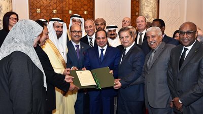 أسبوع رئاسي مكثف.. قمة «مصرية-ألمانية».. السيسي يبحث مع بريطانيا وروسيا تعزيز الاستثمارات بمصر.. يناقش مع أمريكا التعاون العسكري.. ويطمئن على أقباط سيناء