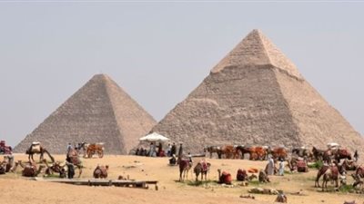 بي بي سي: أمير سعودي يستأجر أهرامات الجيزة لطلب يد حبيبته