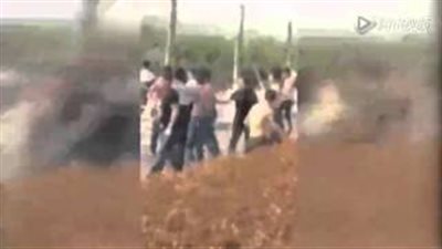 بالفيديو.. حرب عصابات بين موظفي شركة عقارية وقرويين