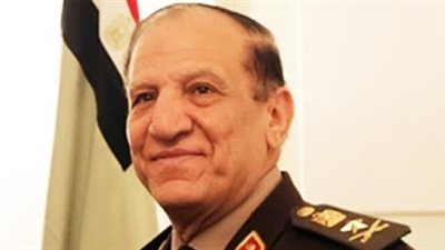 نجلة عنان تعود للقاهرة بعد أداء العمرة