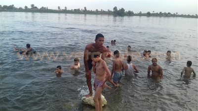 بالصور.. شباب بني سويف يهربون من «عطش الصوم» إلى نهر النيل