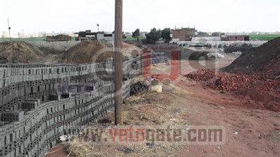 مصانع الطوب بميت غمر..  تعد على الطرق وغلق للمصارف ..  و مواسير بلا فلاتر.. والنتيجة: موت الذرة وبهدلة الغسيل .. والذرة ضحية