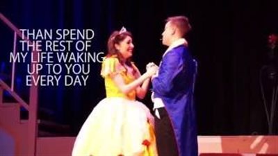 بالفيديو.. ممثلة تتفاجأ بعرض زواج على خشبة المسرح