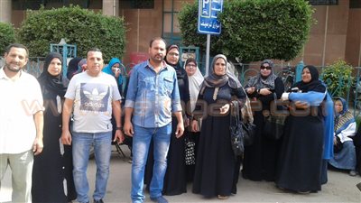 بالصور.. تظاهر عمال «الوطنية للملابس» أمام ديوان محافظة الشرقية