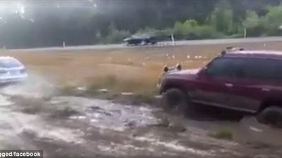 بالفيديو والصور.. سيارة «لانوس» تنقذ «تويوتا دفع رباعى» من بركة طين