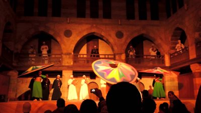 الليلة:«التنورة» ترقص بالغورى و«بغدادى باند» على المسرح المكشوف