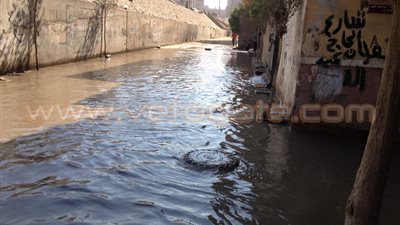 بالفيديو.. غرق منازل شارع مصنع المكرونة بالعمرانية في مياه الصرف