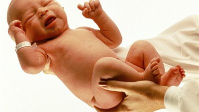 تعلمي طريقة حمل طفلك بعد الوﻻدة