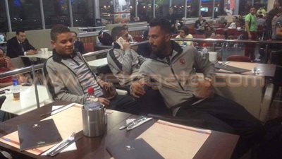 بعثة الأهلي تشاهد لقاء أتلتيكو وبرشلونة قبل التوجه لتنزانيا