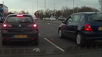 بالفيديو.. سائق يعاقب آخر ألقى القمامة على الطريق