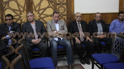 بالصور.. مشاهير الكرة والشخصيات العامة في عزاء نجم الزمالك نبيل نصير.. «المشير طنطاوي» و«الخطيب» ضمن الحضور.. حسن شحاتة يرفض التقاط الصور.. وسمير زاهر وشوبير يعزيان أسرته بمسجد الح