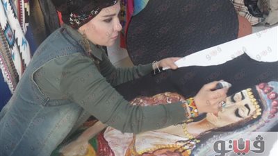 بالفيديو.. «إيناس» مصممة أزياء توثق الحضارات ‏على الأقمشة