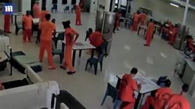 بالفيديو والصور.. لحظة محاولة سجين خنق حارس بـ«فوطة»