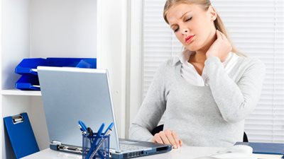 أسباب إصابة المرأة بآلام الرقبة والكتفين.. وطرق علاجها