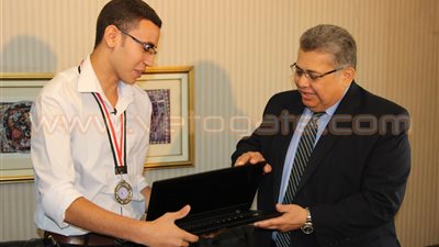 وزير التعليم العالى يكرم صاحب ابتكار الجزيئات الآلية في علاج السرطان