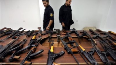 استعادة 238 سلاحا ناريا بعد الاستيلاء عليها من مركزى شرطة بالمنيا