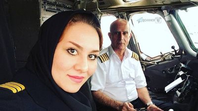 بالصور.. هاجر عسكري أصغر إيرانية تقود طائرة مدنية