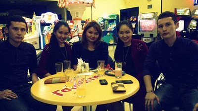 بالصور.. توأمان متطابقان يتزوجان بعدد من المفاجآت