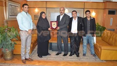 بالصور.. درع جامعة الفيوم ورحلة عمرة لوالدة محمد إيهاب