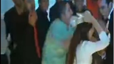 بالفيديو.. طرائف عرسان الأهلي والزمالك.. زملكاوية تضرب عريسها الأهلاوي بالحذاء.. خطوبة تتحول لمظاهرة تشجيع للفريقين.. وطلاق بعد أسبوع من الزواج بسبب مباراة