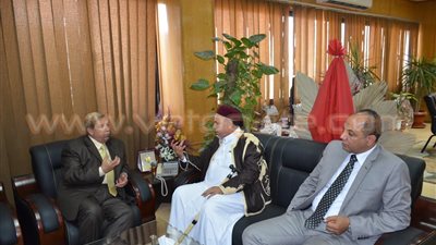 محافظ الإسماعيلية ينهي أزمة العمالة المصرية مع إحدى الشركات الليبية