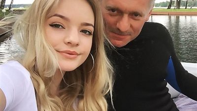 بالصور.. ابنة مدير العلاقات العامة لبوتين تثير ضجة بانتقادها رئيس روسيا