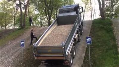 بالفيديو.. سيارة شحن مرسيدس تصعد التلال