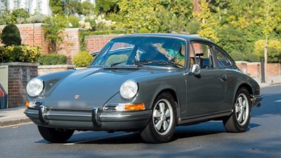 بالصور.. «بيكهام» يقود سيارة بورش قديمة في شوارع لندن