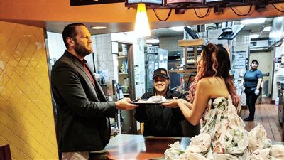 شاهد.. سيدة تصنع فستان زفافها من أغلفة طعام وجبتها المفضلة