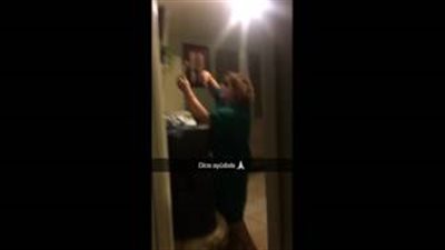 بالفيديو والصور.. فتاة تضبط والدتها في وضع محرج تشعل تويتر