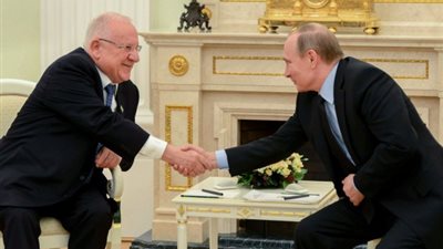 يديعوت: بوتين وعد الرئيس الإسرائيلي بإعادة رفات جاسوس بسوريا