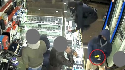 بالفيديو والصور.. لص يحبط سرقة متجر هواتف