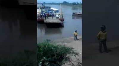 بالفيديو.. لحظة نجاة شاب من الموت أسفل «معدية»