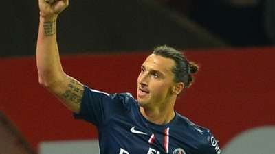 «إبراهيموفيتش» يسخر من «ميسى» و«رونالدو»