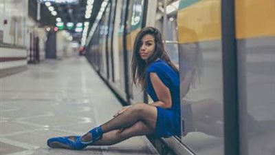 بالصورة..  فتاة تجلس بطريقة غريبة في المترو تثير جدل النشطاء