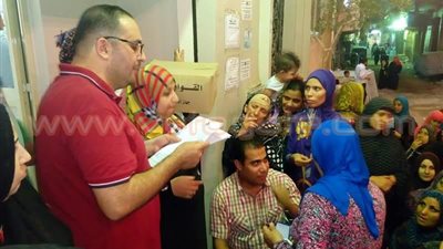 بالصور.. مؤسسة «قادرون» توزع «كراتين رمضان» على أهالي شبرا