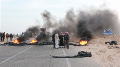 أهالى الشيخ زويد يقطعون الطريق الدولى احتجاجًا على انقطاع المياه