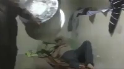 بالفيديو.. رجل ينفذ مقلبا في صديقه النائم