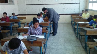 طلاب الابتدائية يؤدون امتحان الإنجليزي بدلا من العلوم بالجيزة