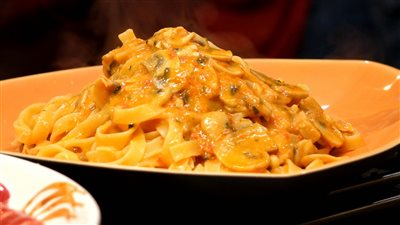 طريقة صحية لإعداد المكرونة بالمشروم والريحان