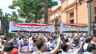 السياحيون يحتجون أمام السفارة الألمانية اعتراضا على موقفها من ثورة 30 يونيو