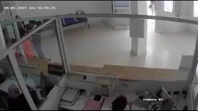 بالفيديو.. لحظة سرقة لص بنك في وضح النهار بـ«بلطة»