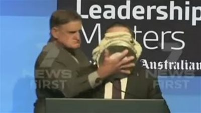 شاهد.. رد فعل مدير شركة طيران تلقى ضربة على وجهه بـ«كعكة»