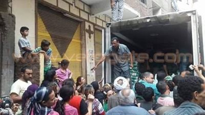 منى جاب الله تساهم في حل أزمة السكر والأرز بمنشأة ناصر