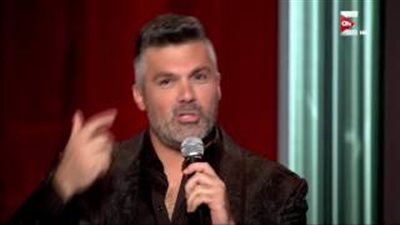 بالفيديو.. عمرو أديب مداعبا فارس كرم: «بلاش تتجوز خليك كده حلو»