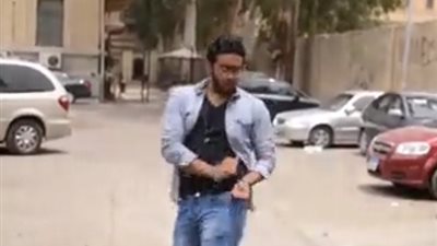 بالفيديو.. شباب جامعة القاهرة يرقصون على 